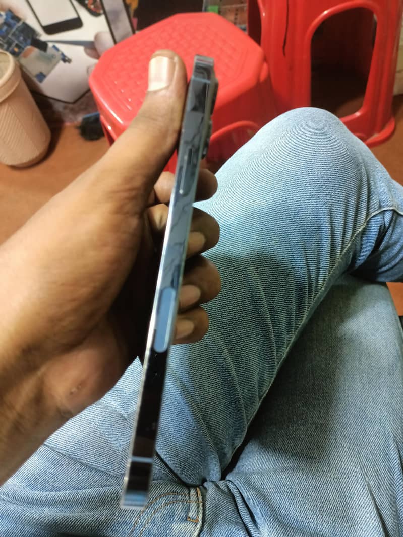 Apple iPhone 13 Pro Max 4