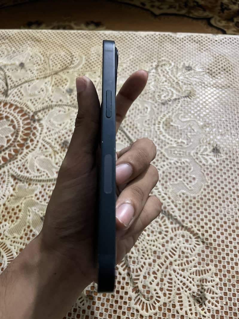 Apple iPhone 13 8