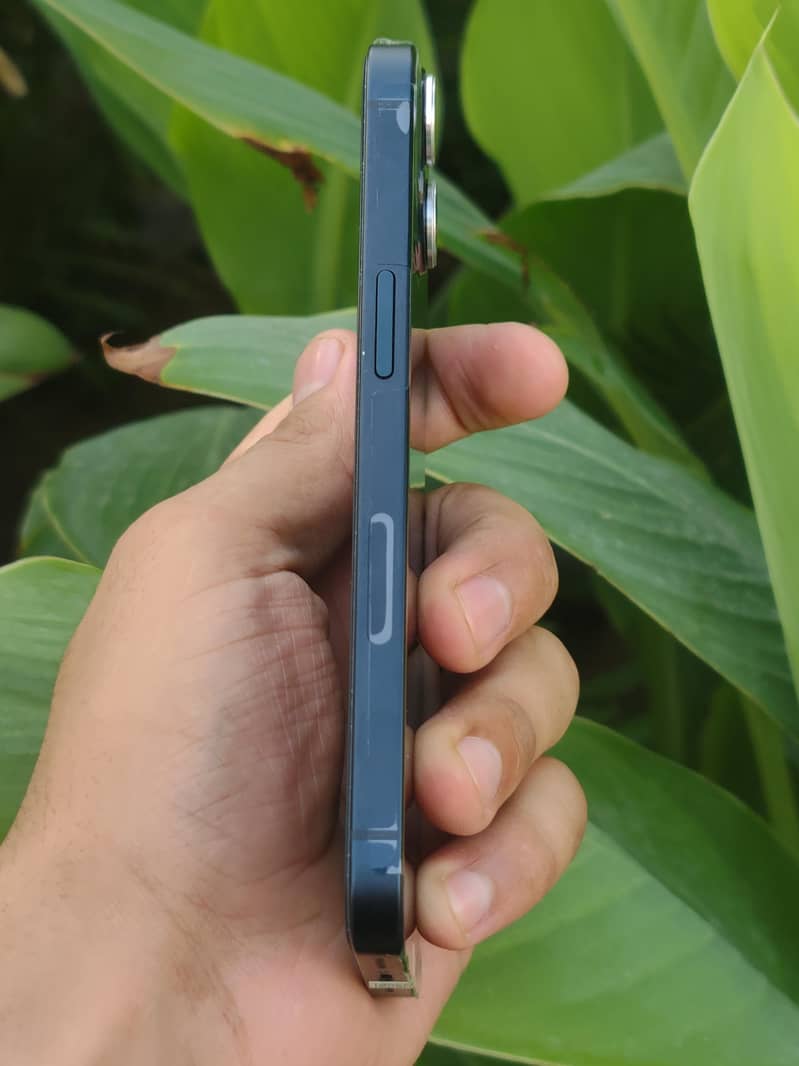 Apple iPhone 13 4