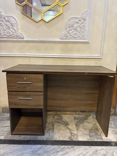 Inter wood office table