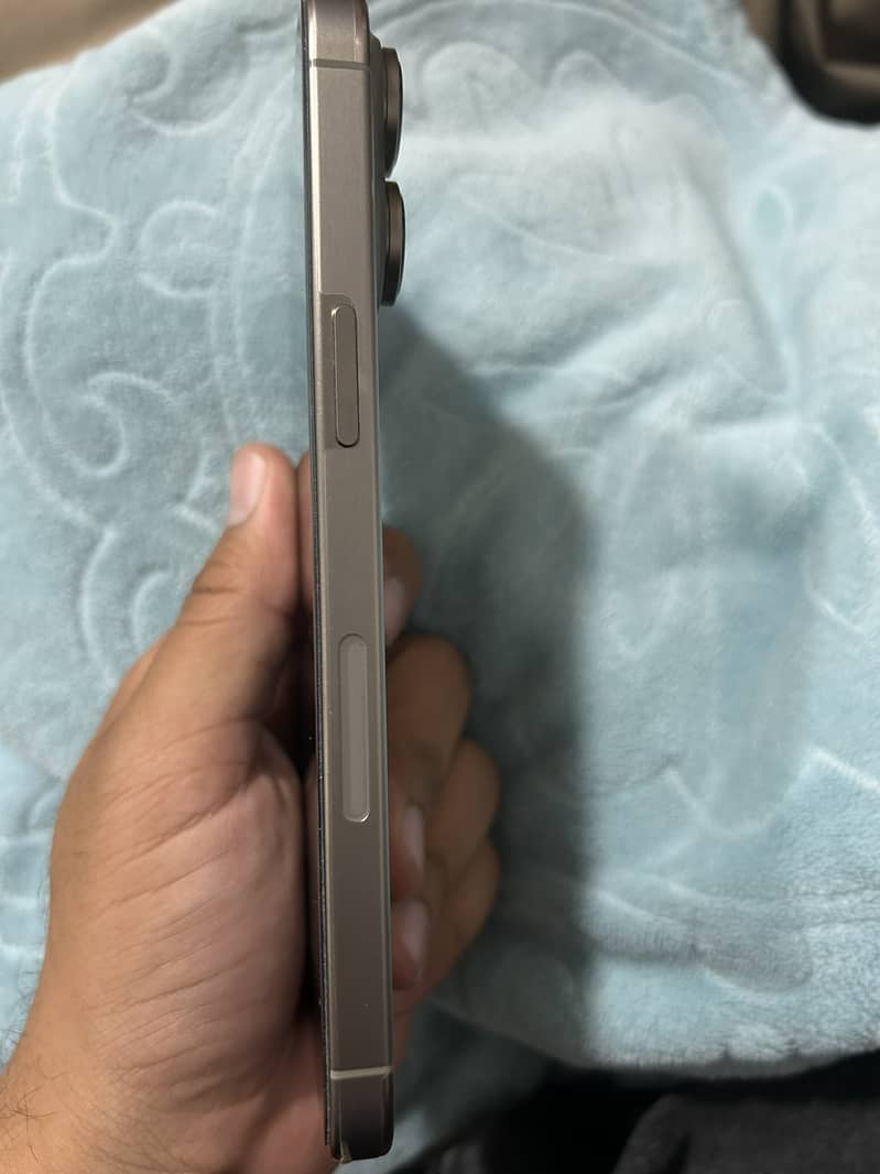 Apple iPhone 15 Pro Max 2