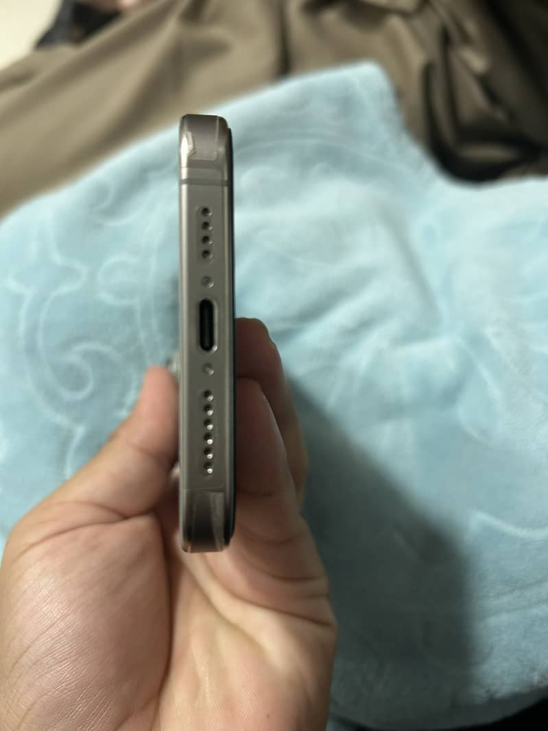 Apple iPhone 15 Pro Max 4