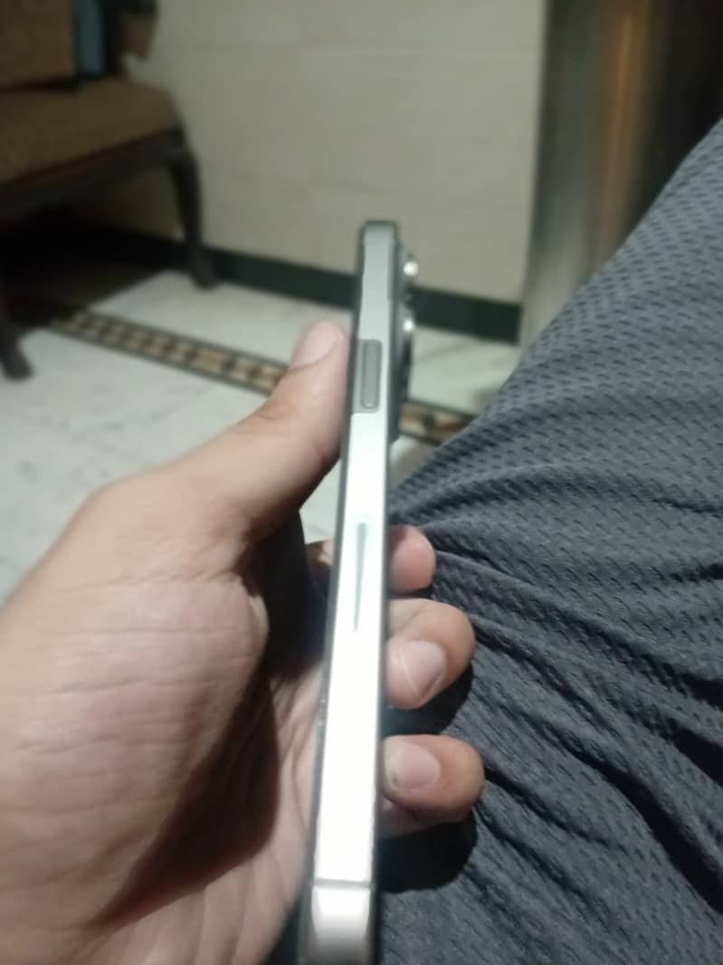 Apple iPhone 15 Pro Max 4
