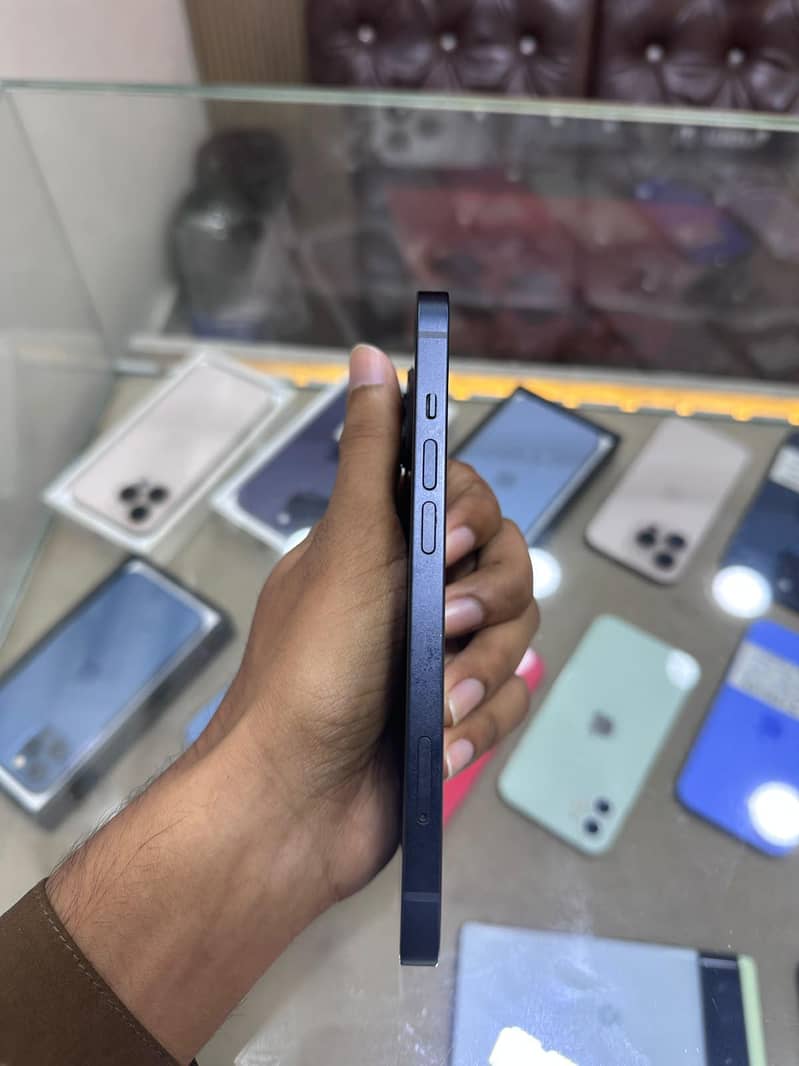 Apple iPhone 13 2