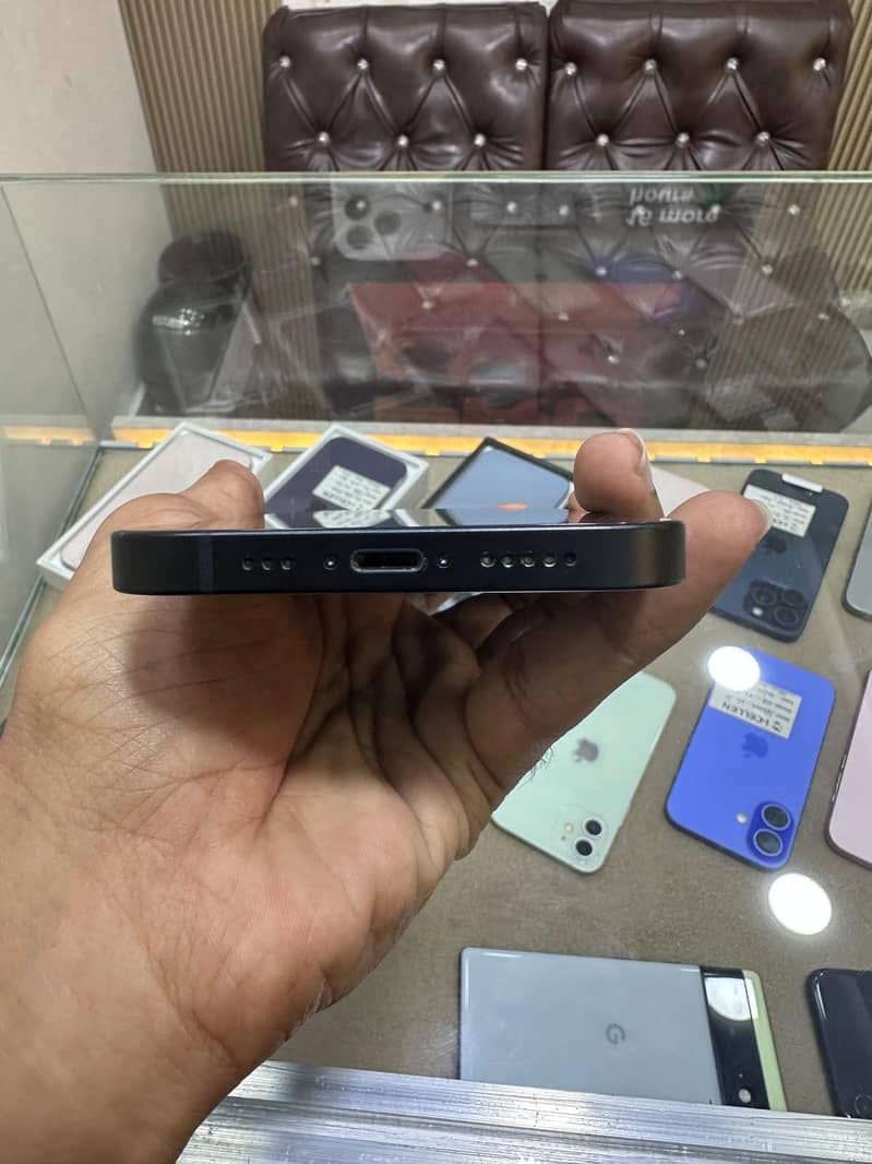 Apple iPhone 13 4