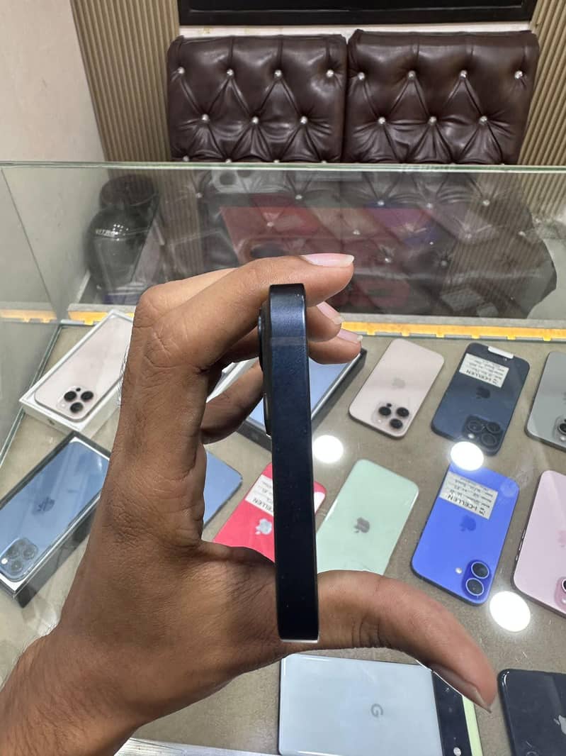 Apple iPhone 13 5