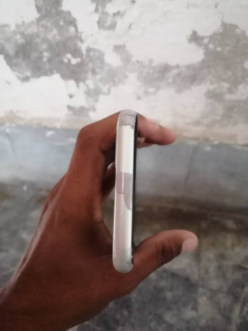 Apple iPhone 11 7
