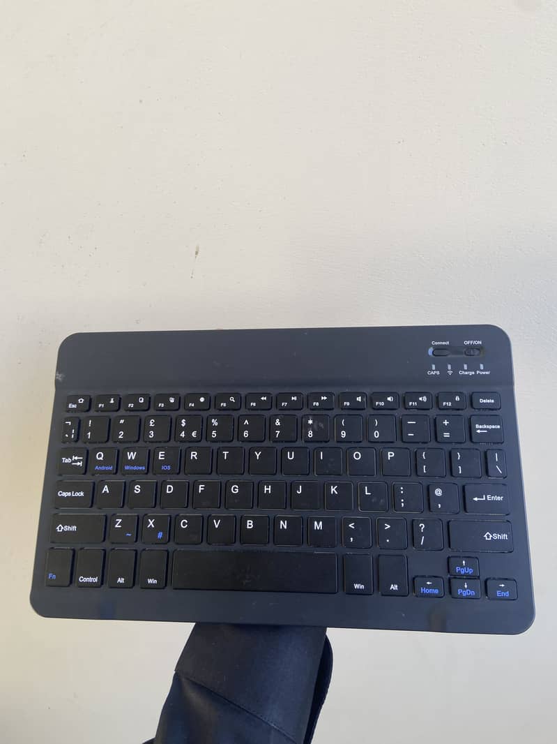 WIRELESS MINI KEYBOARD 0