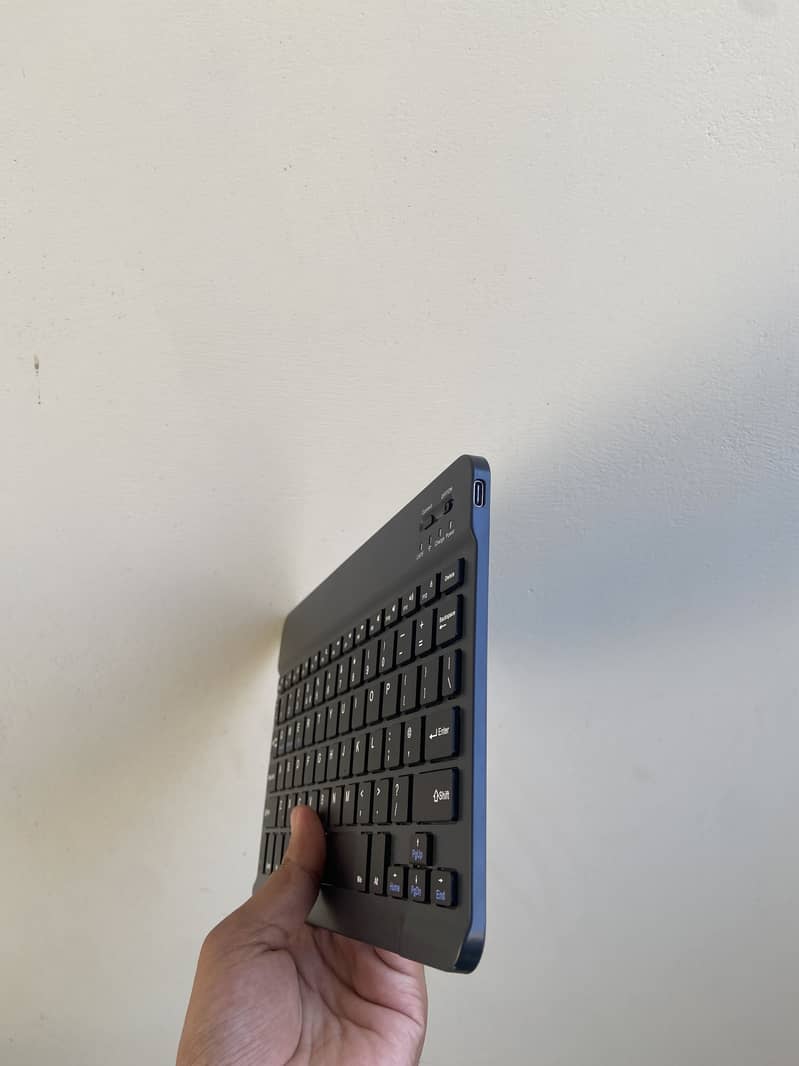 WIRELESS MINI KEYBOARD 1