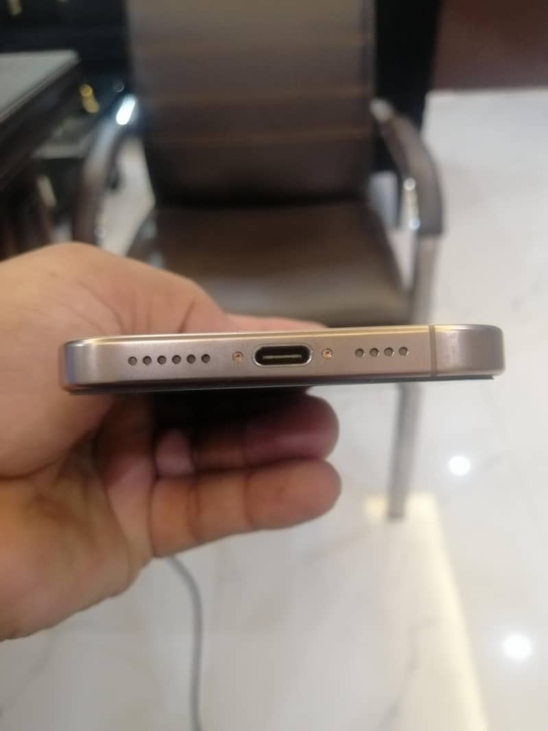 Apple iPhone 16 Pro Max 6