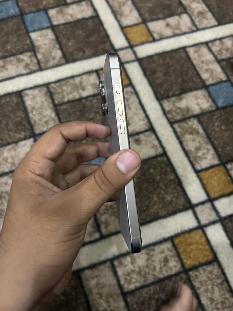Apple iPhone 15 Pro Max 6