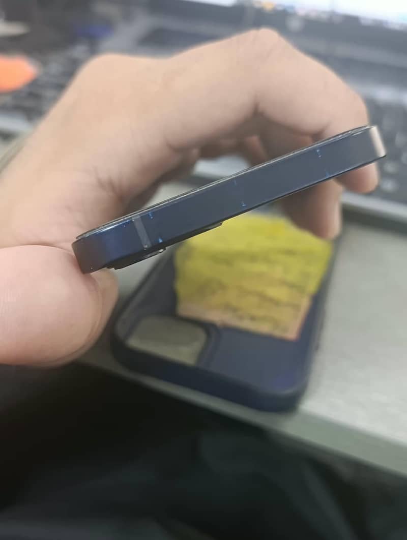 Apple iPhone 12 4