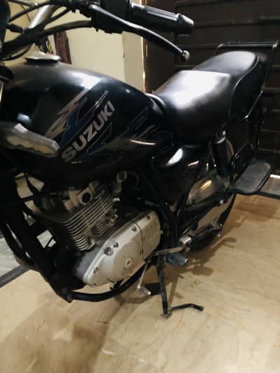 Suzuki GS 150 SE black color