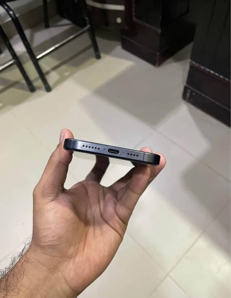 Apple iPhone 16 Pro Max 4