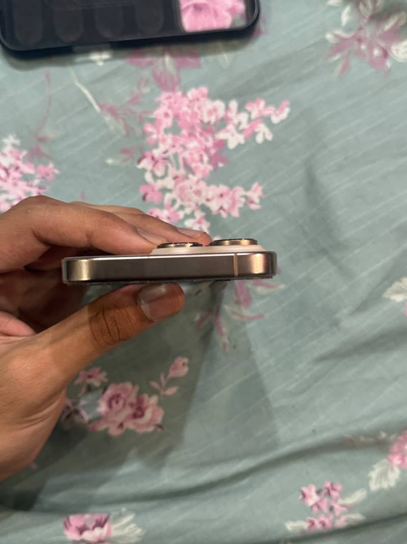Apple iPhone 16 Pro 2