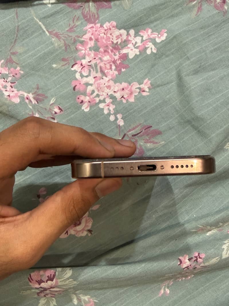Apple iPhone 16 Pro 3
