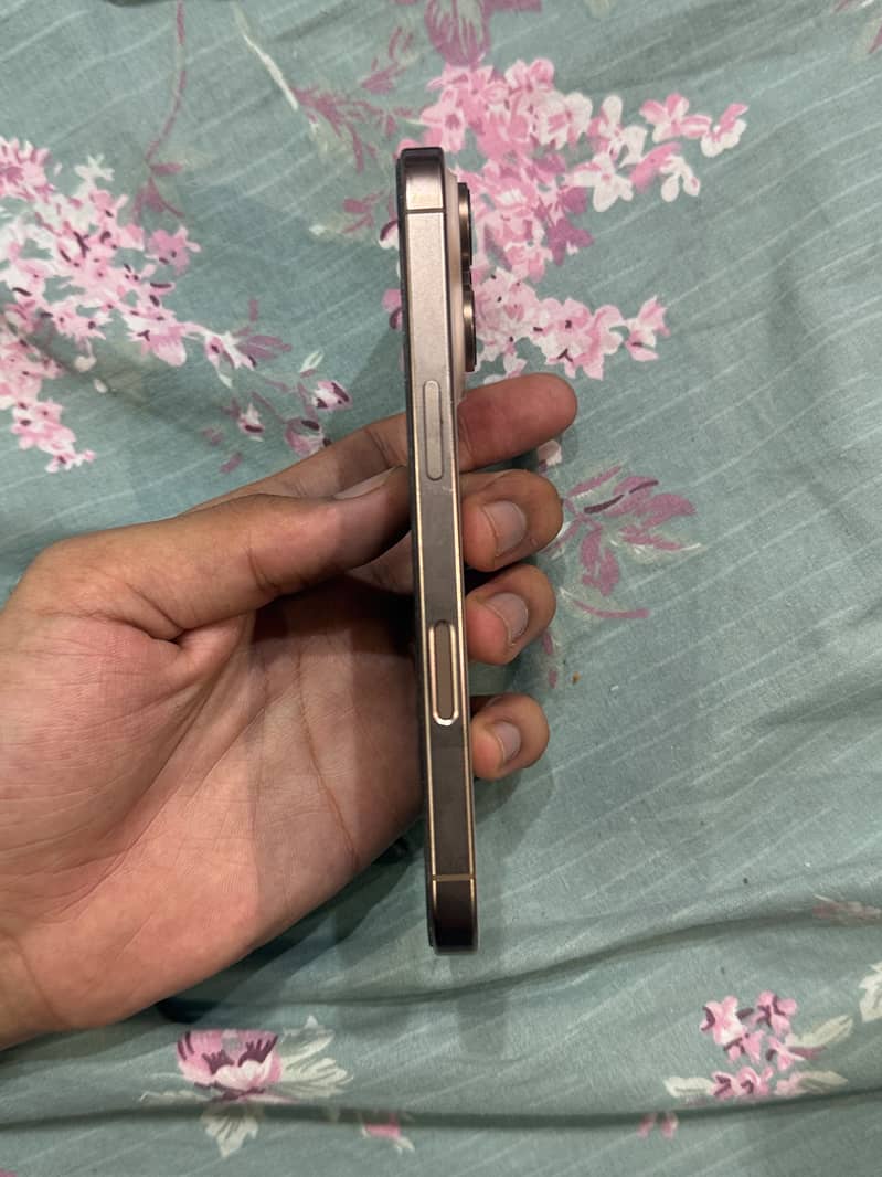 Apple iPhone 16 Pro 4