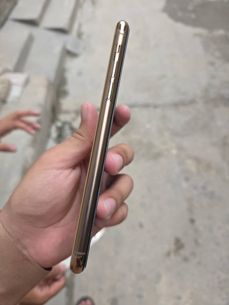 Apple iPhone 11 Pro Max 2