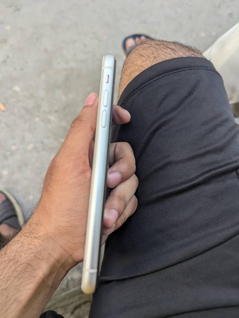 Apple iPhone 11 4