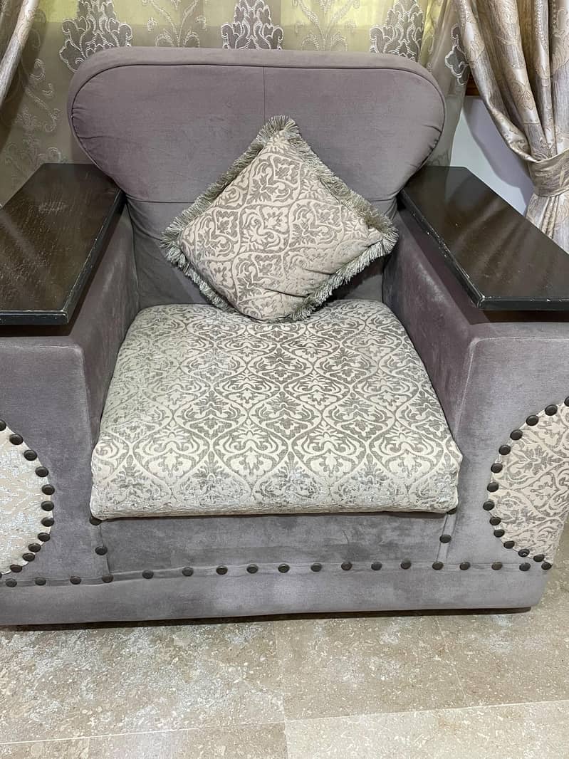 7-seater sofa set. 2