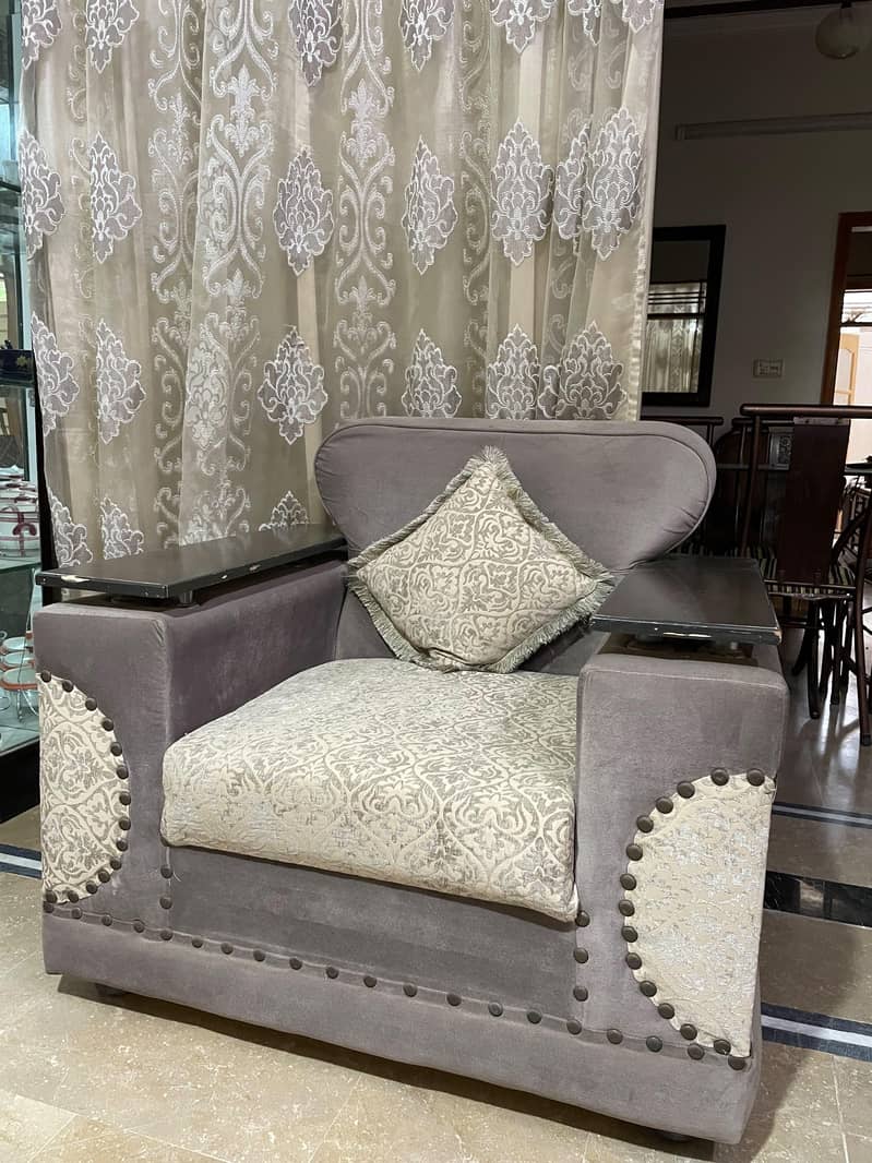 7-seater sofa set. 6