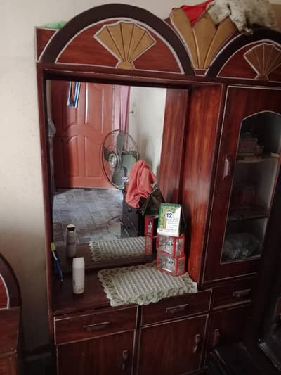 show. case + singar table golden. brown