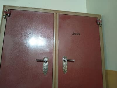 Metal cupboard full siz  6.5*4.5ft