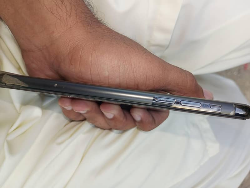 Apple iPhone 11 Pro Max 2