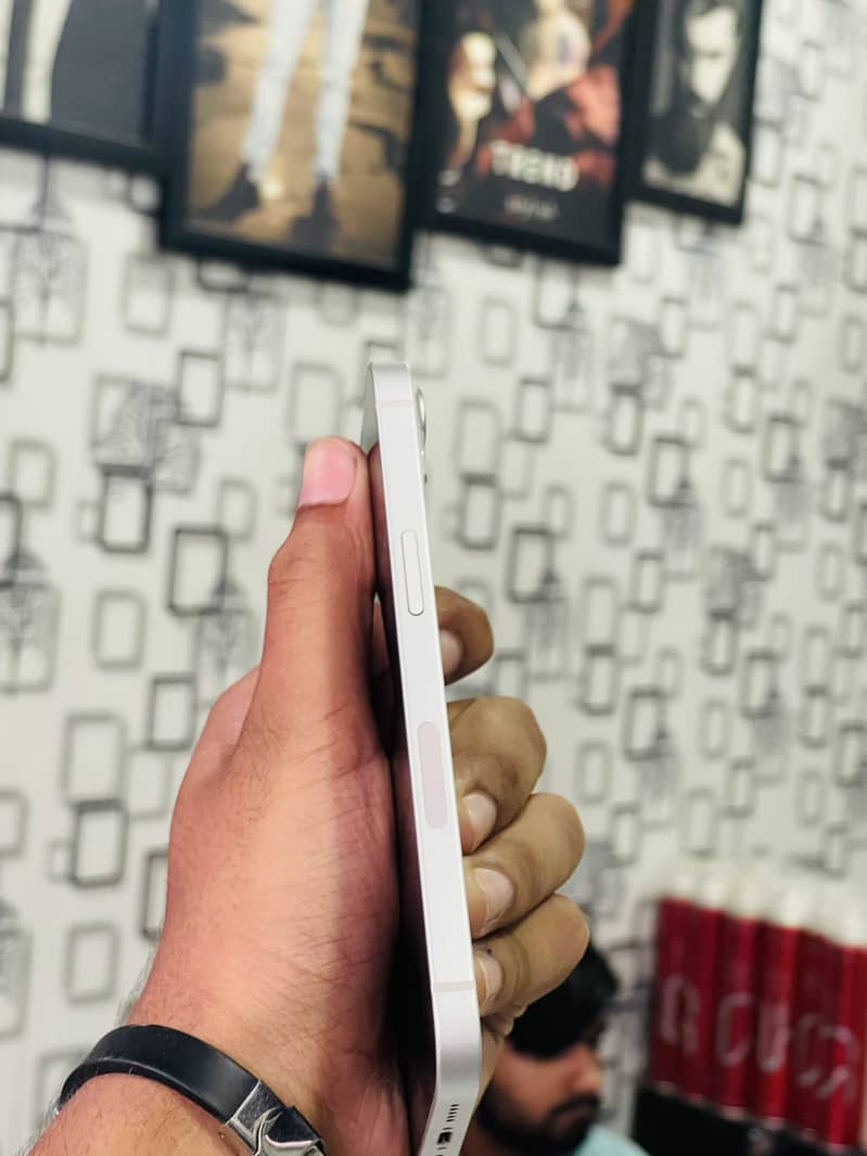 Apple iPhone 13 8