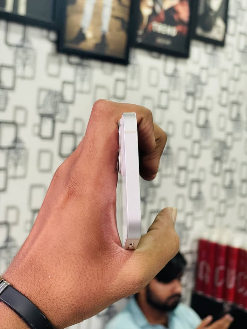 Apple iPhone 13 9