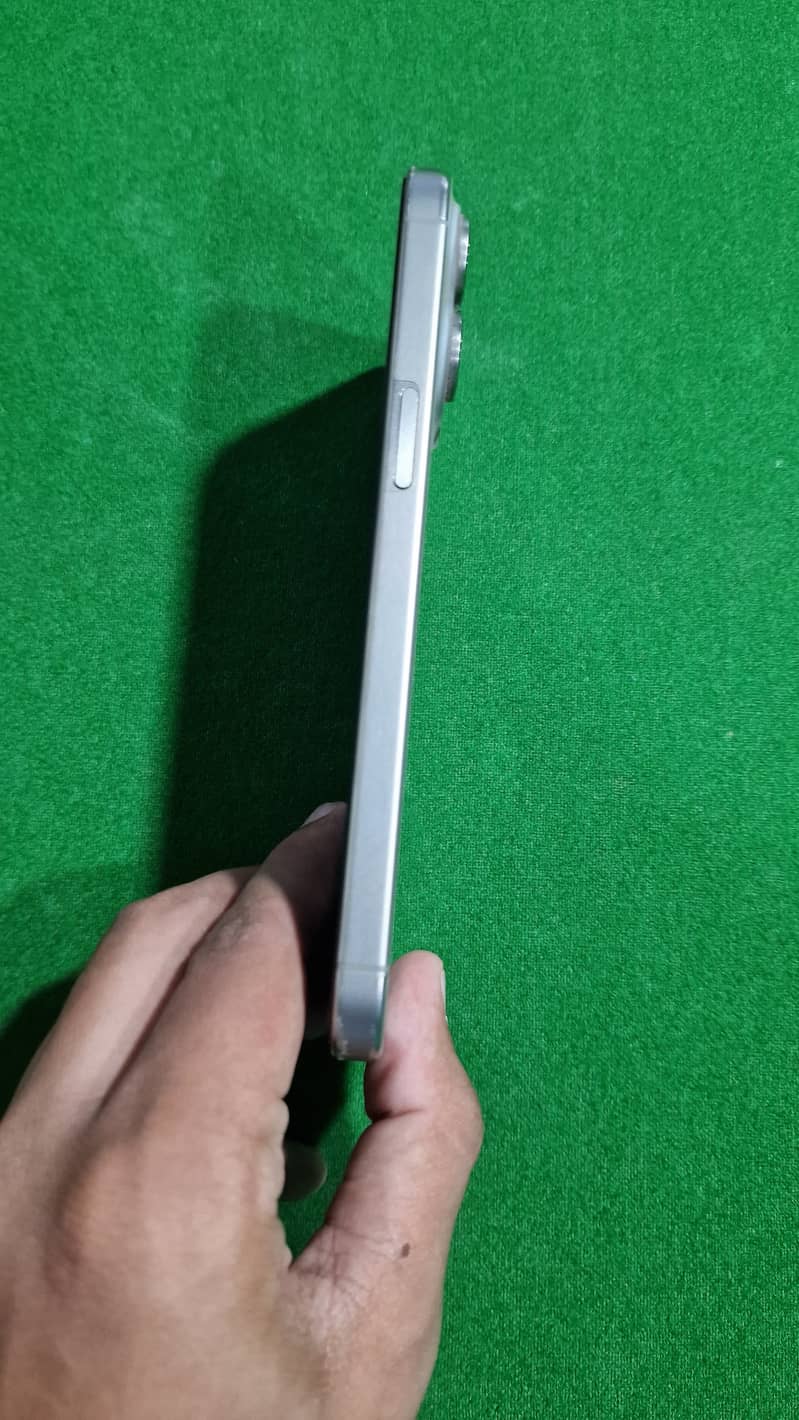 Apple iPhone 15 Pro Max 4