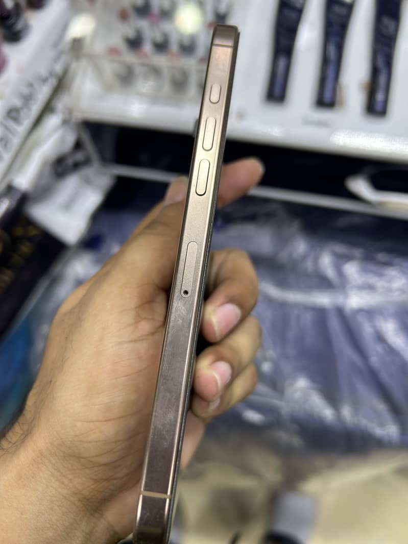 Apple iPhone 16 Pro Max 2