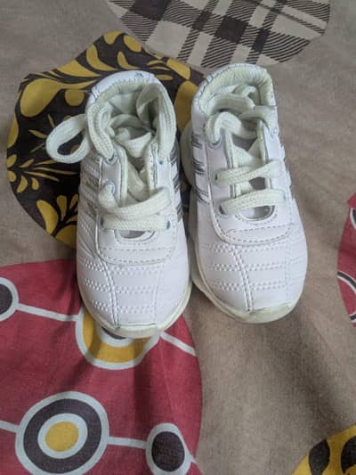 1 white shoes 1 sandle