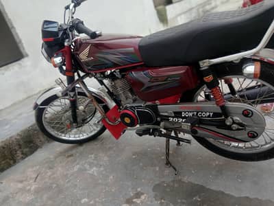 ایک ہاتھ کا استعمال ہوا بائیک ہے میں نے نیا لیا تھا 0342 9204632
