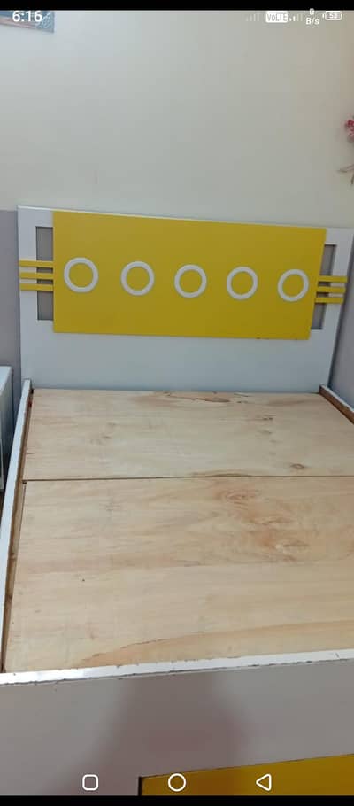 Beautiful Queen size bed 5/6.5 without metress excellent conditions