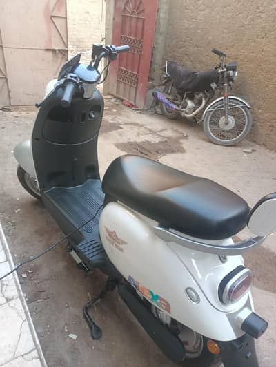 Super Srar Alexa Scooty