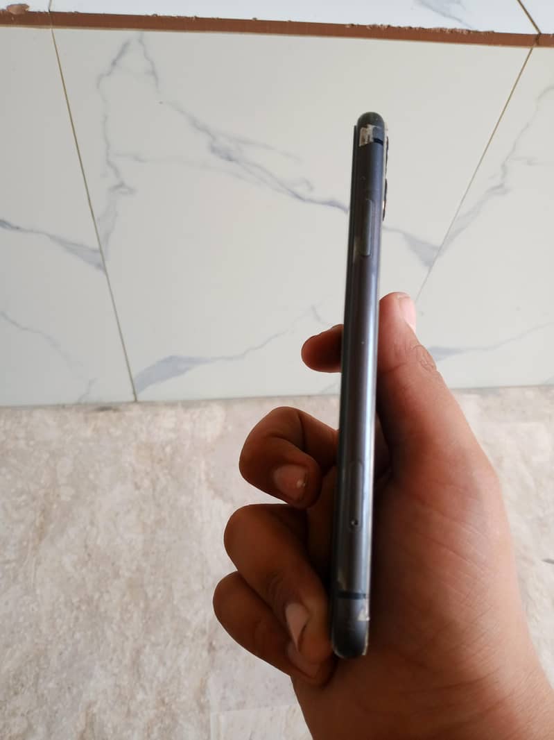 Apple iPhone 11 3