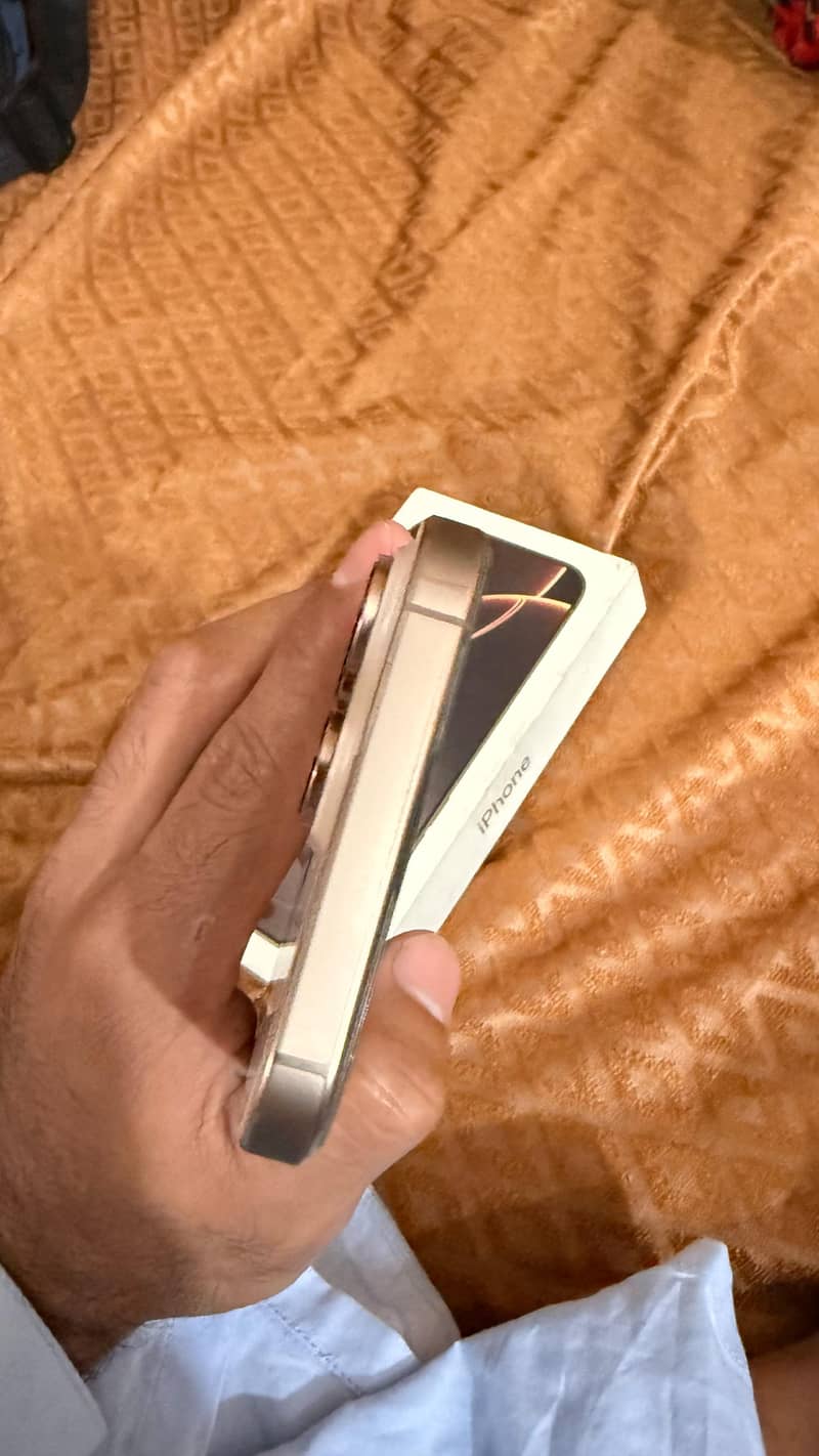 Apple iPhone 16 Pro Max 4