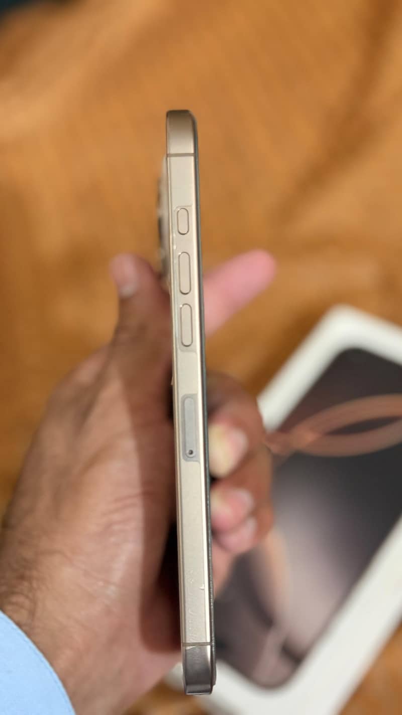 Apple iPhone 16 Pro Max 6