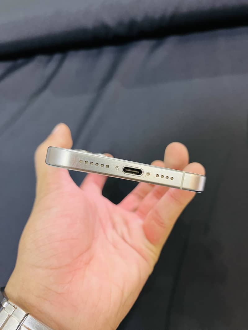 Apple iPhone 15 Pro Max 6