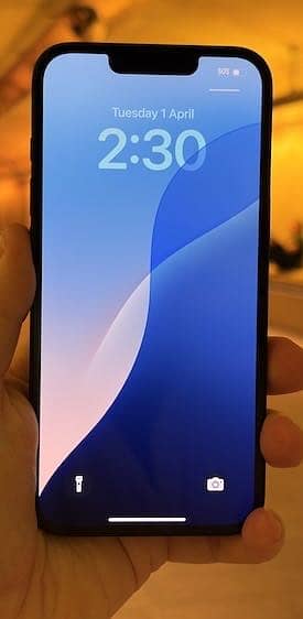 iPhone 16e 1