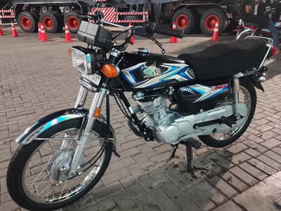 honda 125 black color totally clean and new condition.