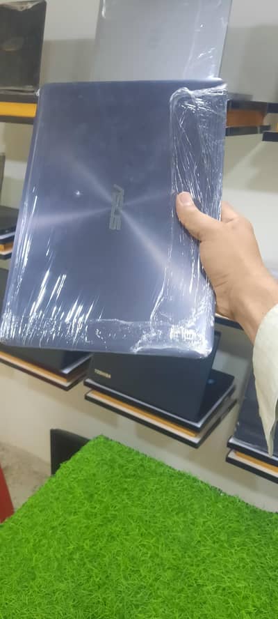 Asus ZenBook corm3 6th Genration 4gb ram 128ssd 1080 display