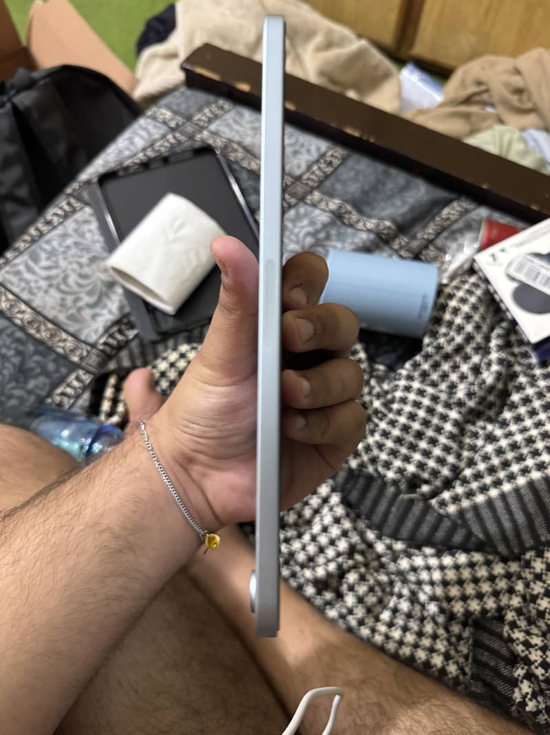 Ipad mini 7 with box 3