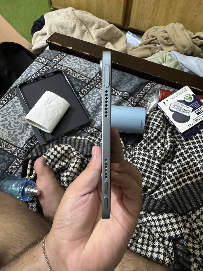 Ipad mini 7 with box 4