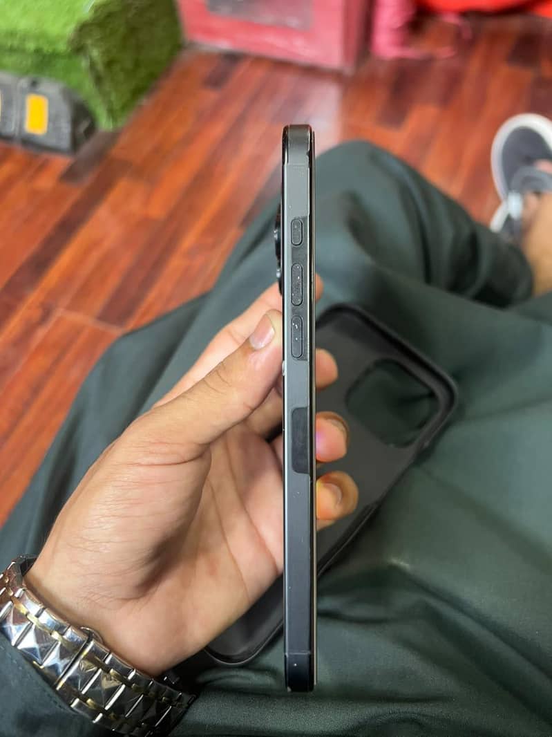 Apple iPhone 16 Pro Max 2