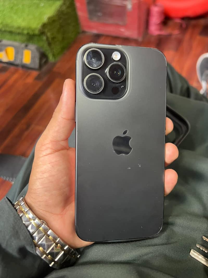 Apple iPhone 16 Pro Max 3