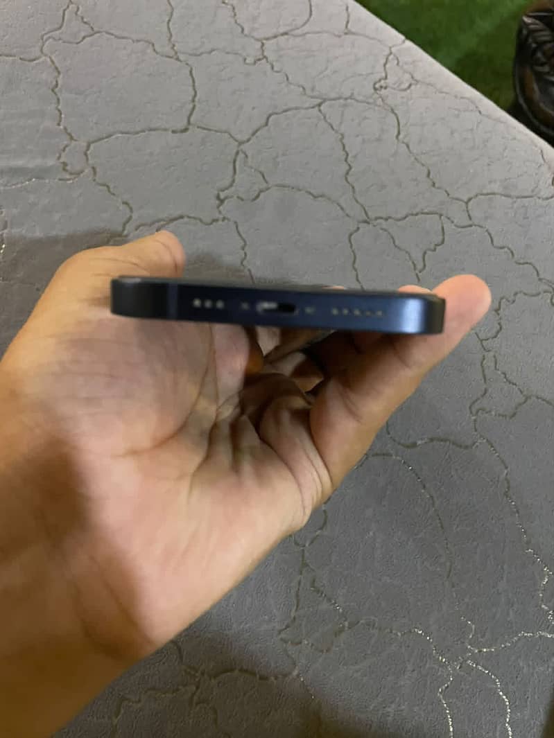 Apple iPhone 13 8