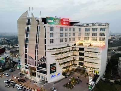 Shop In Best Food Court With Multinational Brand