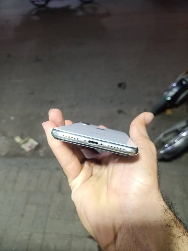 Apple iPhone X 4